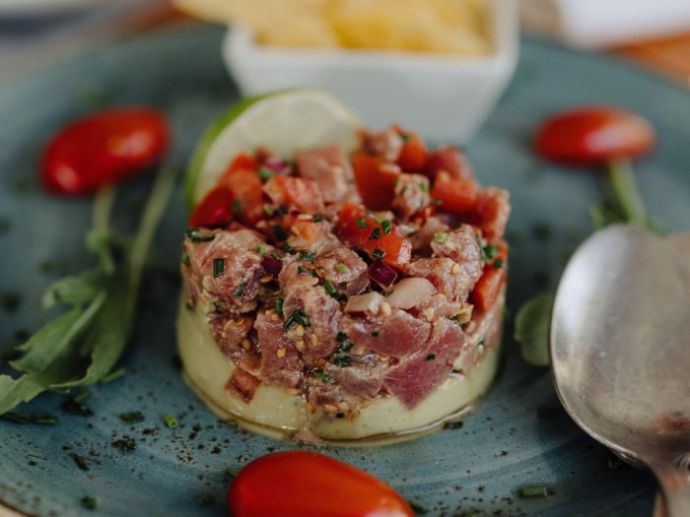 Tartar de atún emplatado